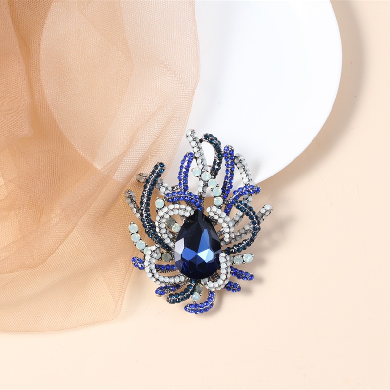 Fashion  Creative Exaggerated Crystal Diamond Brooch display picture 3