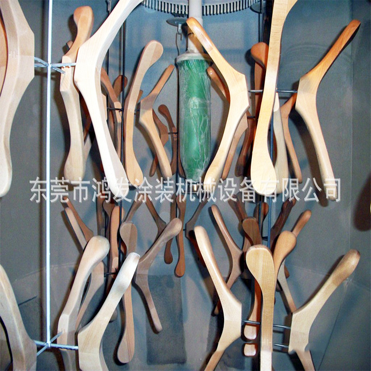 【厂家供应可省30%油漆】的木衣架全自动喷漆设备