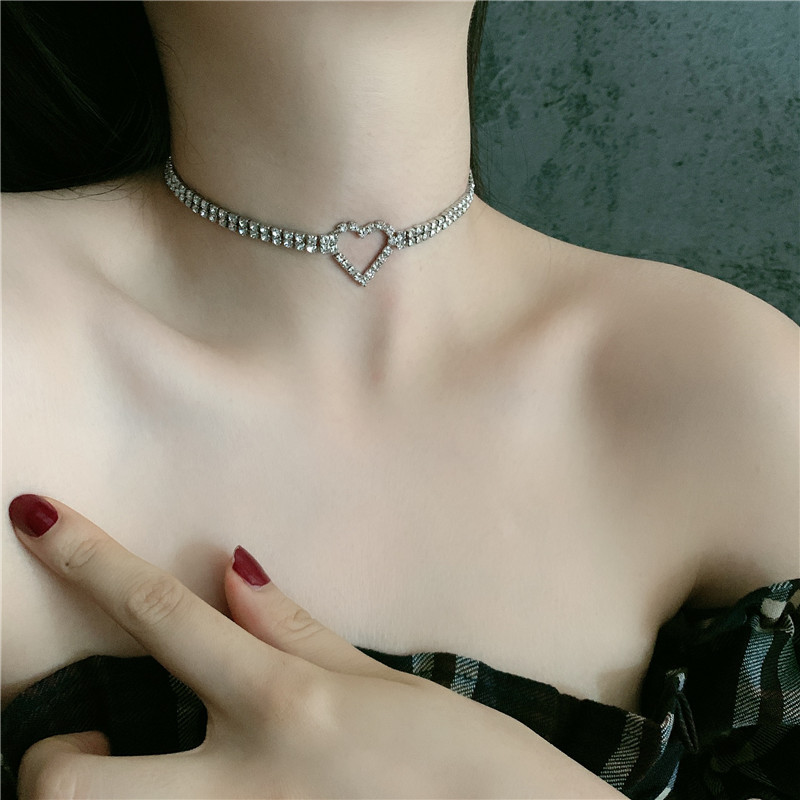 New Fashion  Love Simple Bright Diamond Short Paragraph Girl Heart Necklace Choker Wholesale Nihaojewelry display picture 5