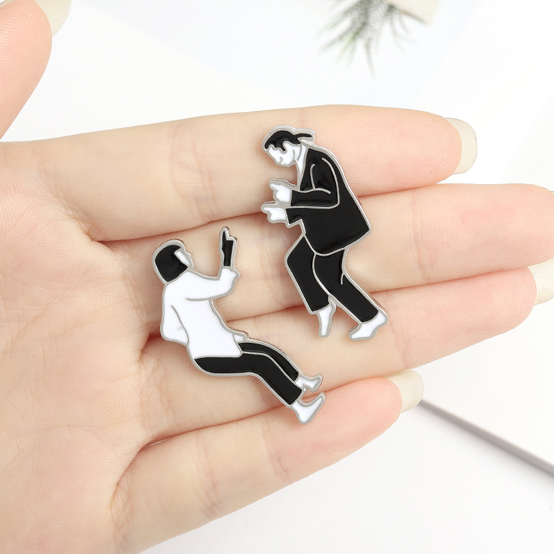 Fashion Black White Pulp Fiction Character Alloy Brooch display picture 4