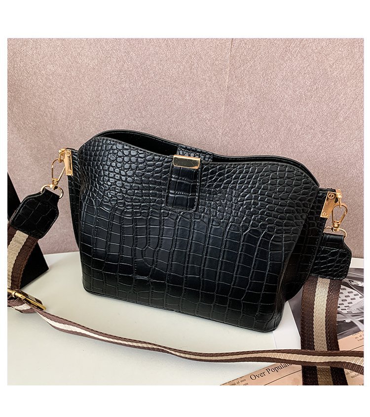 All-match Women's Messenger Bucket Crocodile Pattern One-shoulder Picture Autumn New Messenger Women's Bag display picture 9