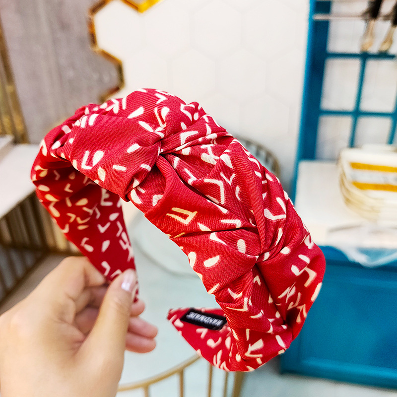 Korean Simple Wide-brimmed Letter Fold Headband High-end Retro Fabric Floral Headband Fashion Wholesale Nihaojewelry display picture 5