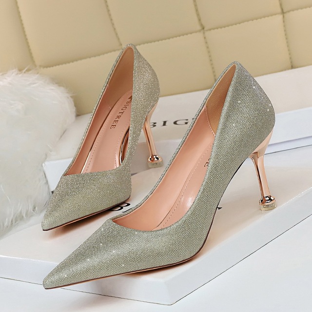 European and American women’s single shoes with metal heel， shallow mouth and pointed point