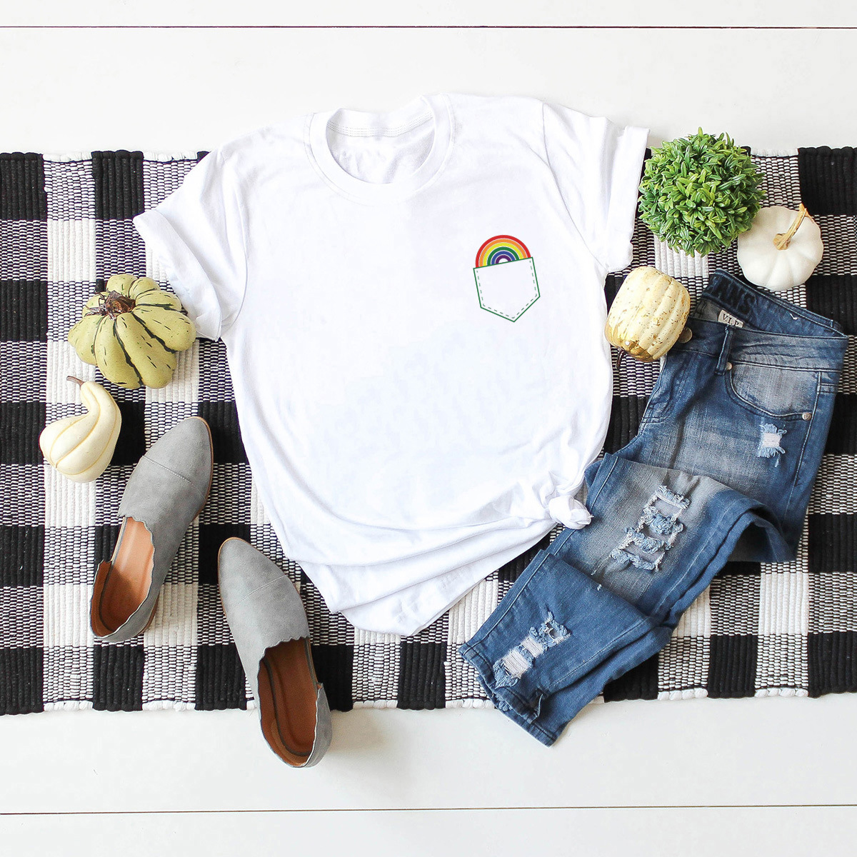 Linda camiseta de manga corta de algodón con bolsillo y arcoíris NSSN13840