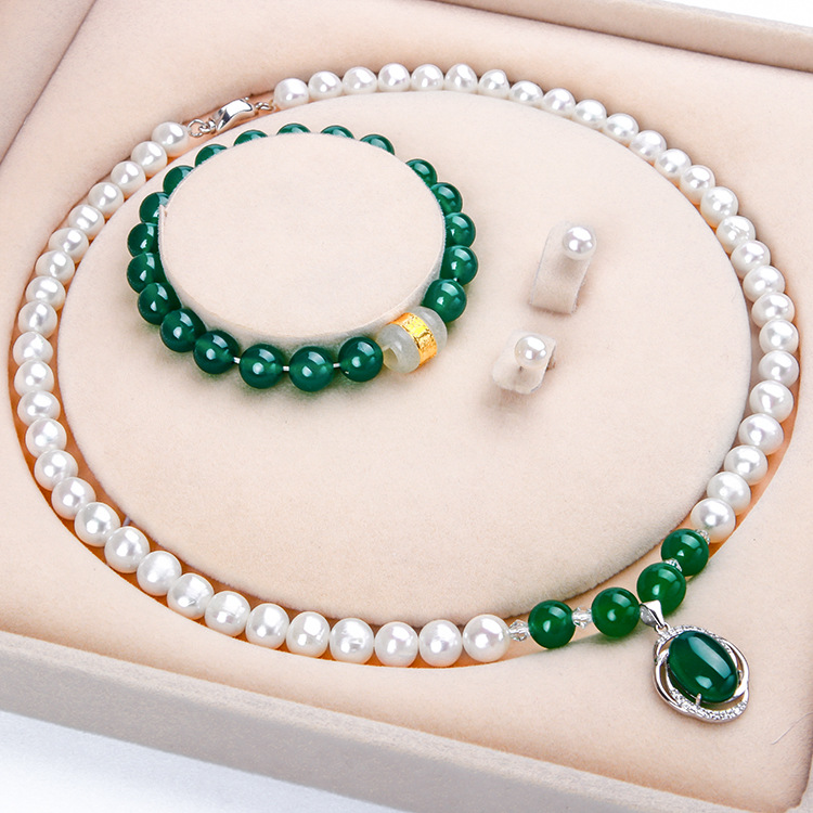 Organic necklace from pearl