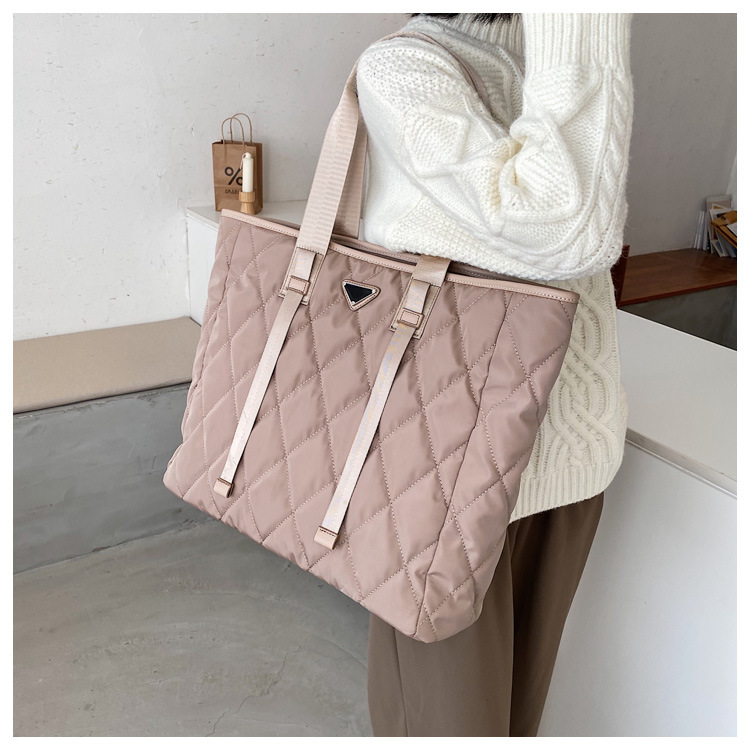 2021 Autumn New Large-capacity Rhomboid Portable Tote Bag Female Wholesale display picture 2