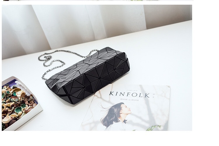 2023 New Matte 5 * 8 Geometric One Shoulder Borsa da donna Versione coreana Fashion Cross Fold Leggero Lingge Borsa piccola_voghion.com
