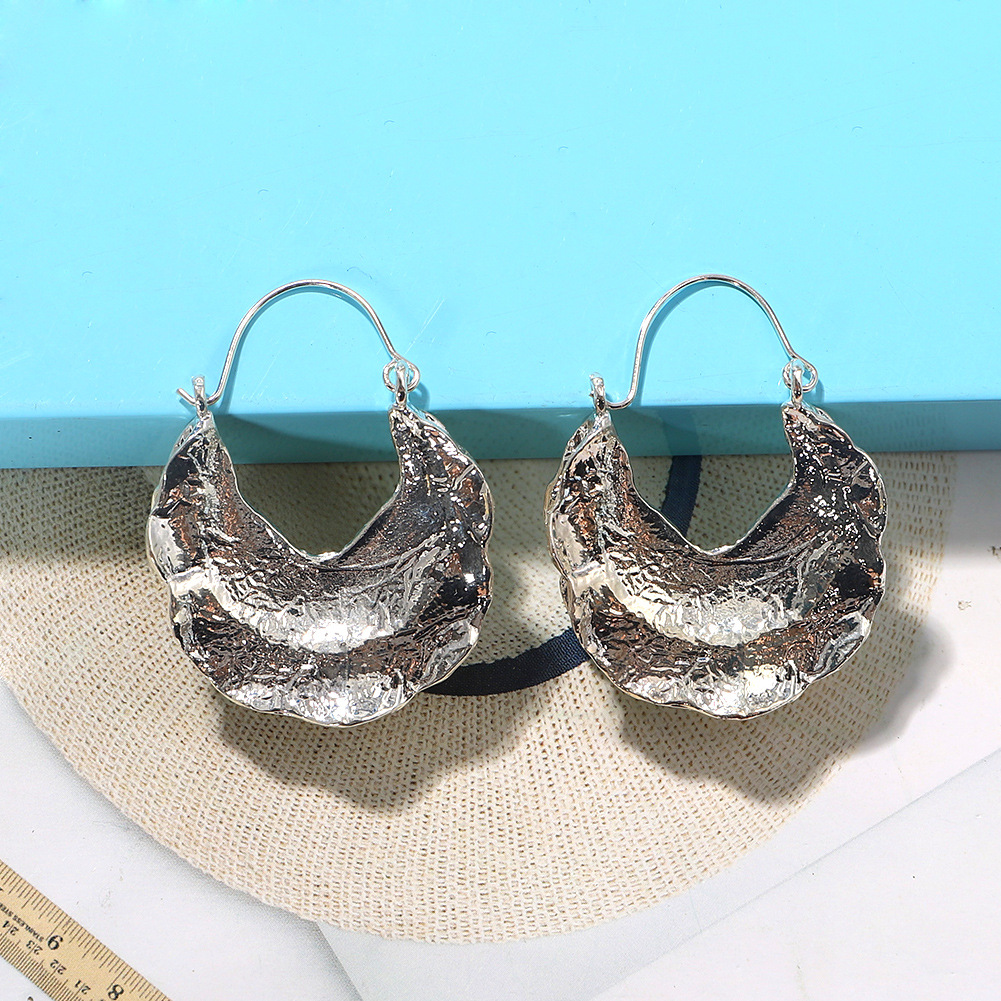 Concave-convex Metallic Luster U-shaped Alloy Earrings display picture 5