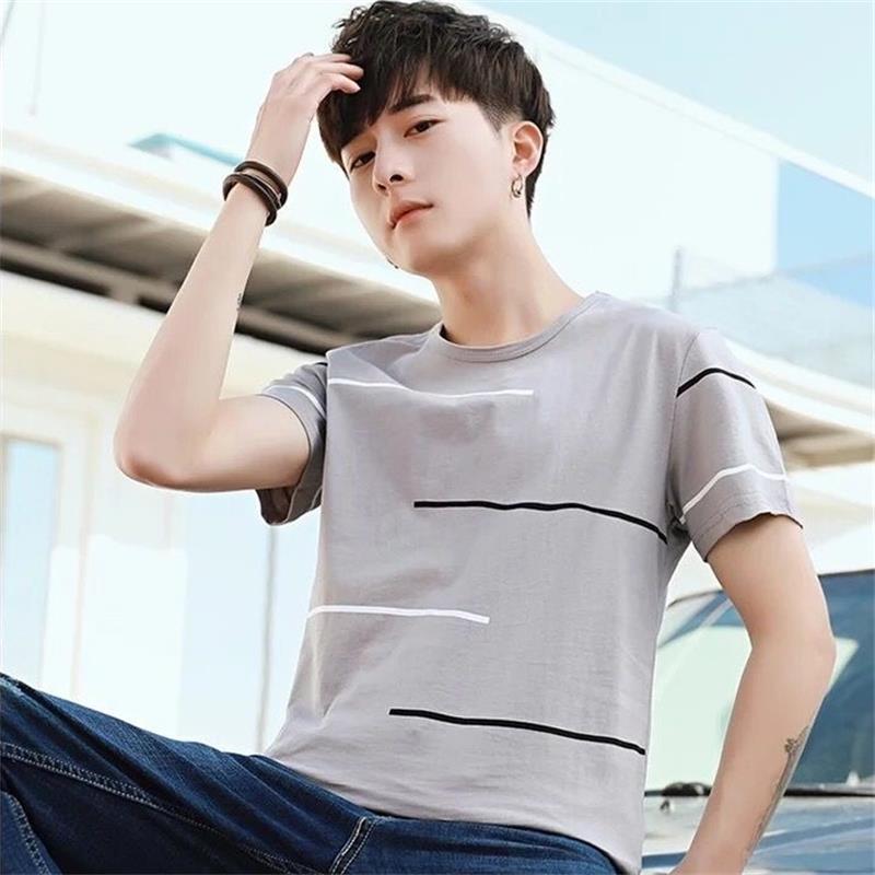 Verano nueva camiseta de manga corta cuello redondo de los hombres suelta estilo coreano juventud estudiante media manga camiseta camisa de fondo venta al por mayor