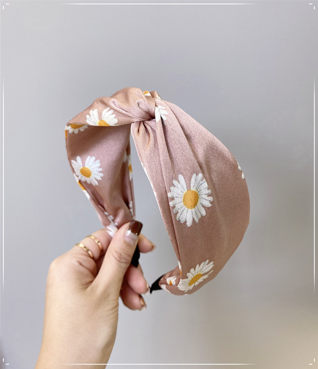 Korea Cute Hair Band Small Daisy Flowers Wide-sided Hook Cross Headband Nihaojewelry Wholesale display picture 3