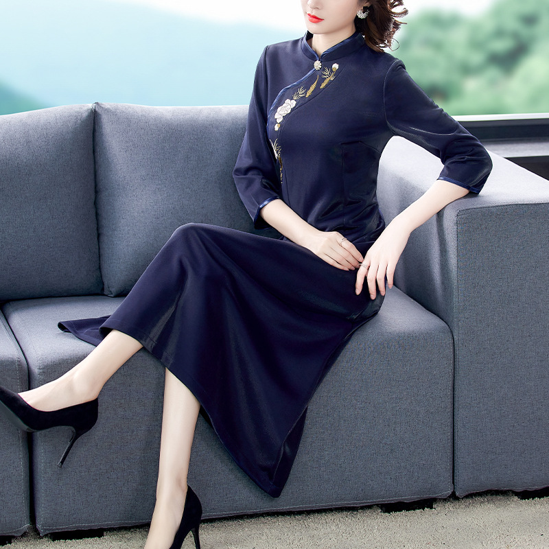 2020秋中国风改良旗袍复古藏青色金丝绒绣花连衣裙生产批发LG8381