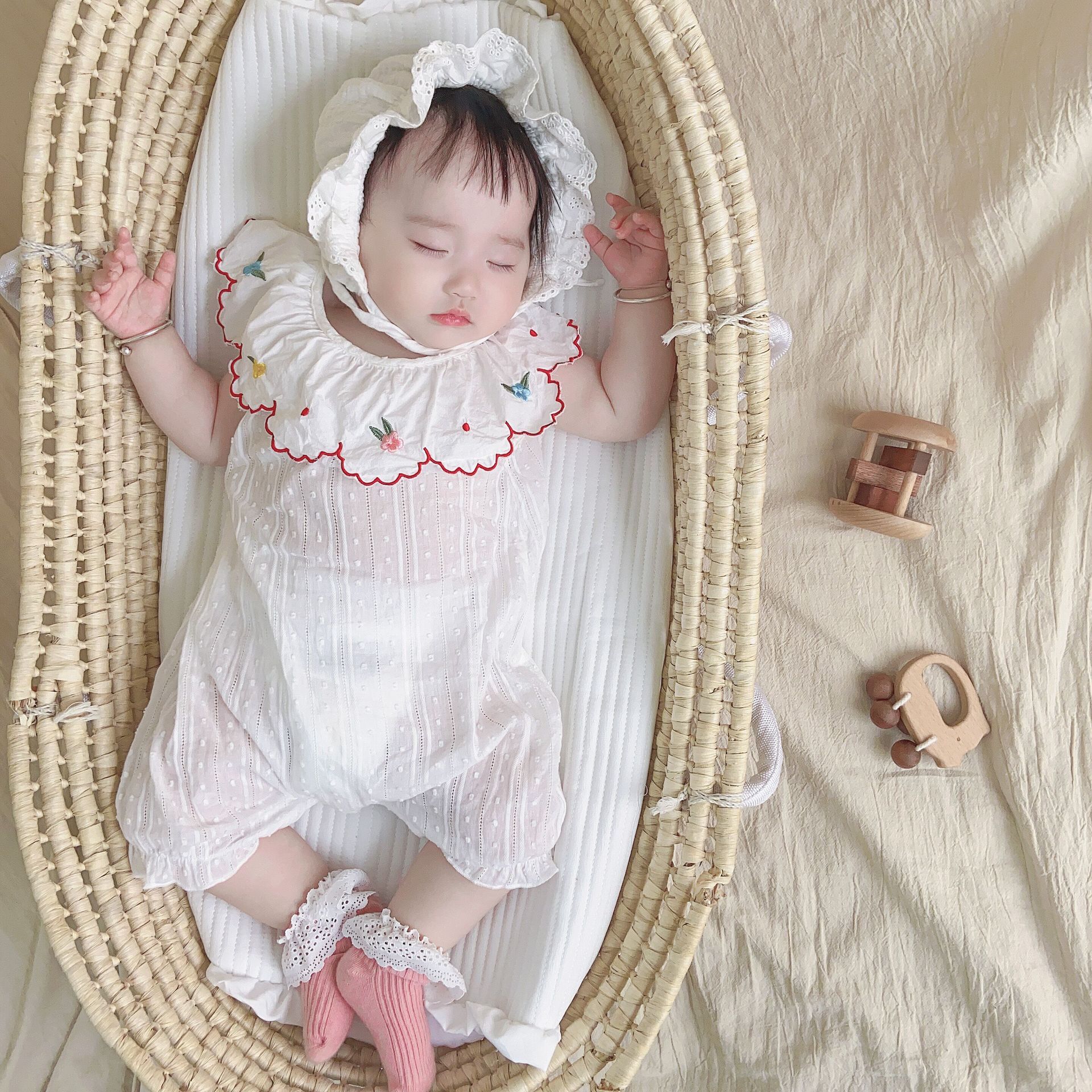 2020年夏季新品婴幼童哈衣女宝宝大翻领刺绣爬爬服新生儿连体衣