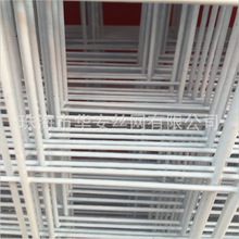 白色鐵絲電焊網片 照片網格鋼絲網浸塑防護網網片建築防護圍欄網