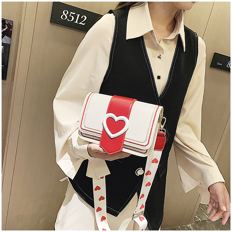 Women's Small Pu Leather Color Block Heart Shape Elegant Basic Streetwear Square Lock Clasp Shoulder Bag Crossbody Bag display picture 3
