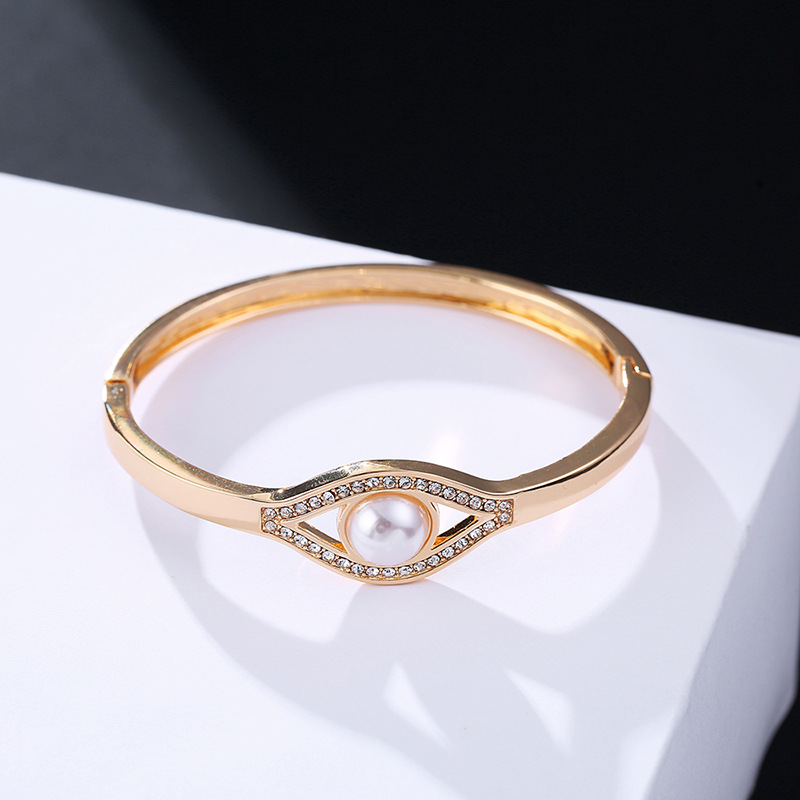 Simple Eye Pearl Diamond Bracelet display picture 4