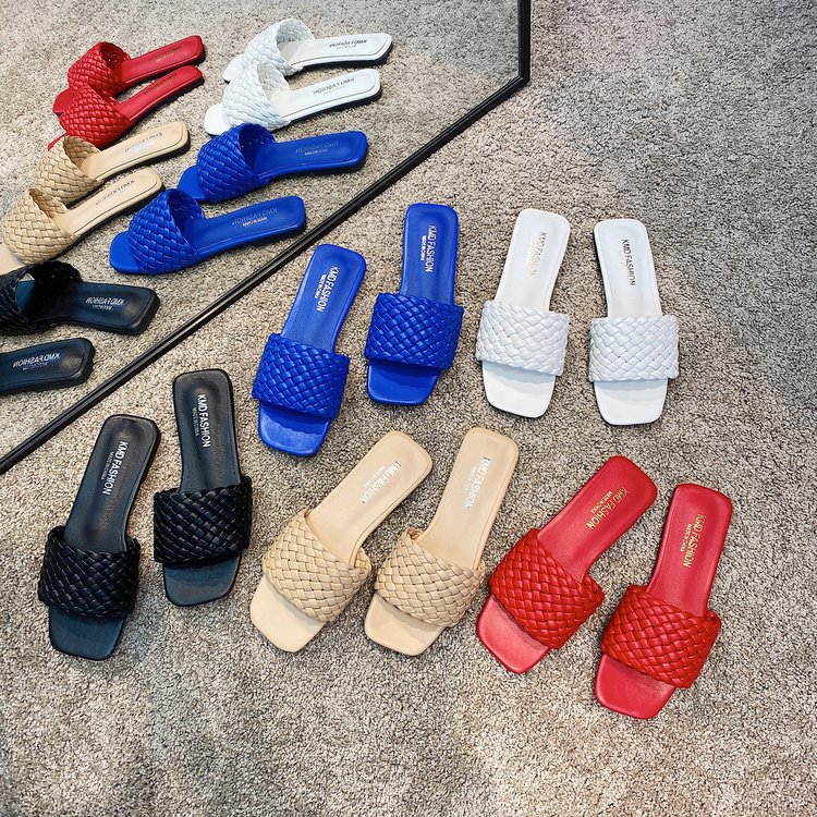 时尚外穿拖鞋女夏2020新款海边沙滩鞋平底防滑洗澡用一字凉拖鞋女