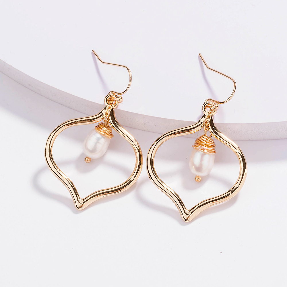 Gold Copper Wire Wrapped Natural Pearl Ear Hooks Peach Heart Metal Texture Earrings Earrings  Wholesale display picture 8