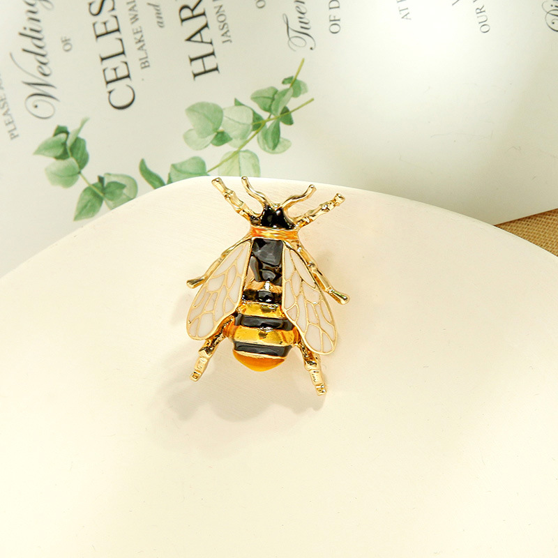 Niche French Enamel Glaze Alloy Jewelry Personality Temperament Suit Brooch Small And Simple Bee Brooch Wholesale display picture 2