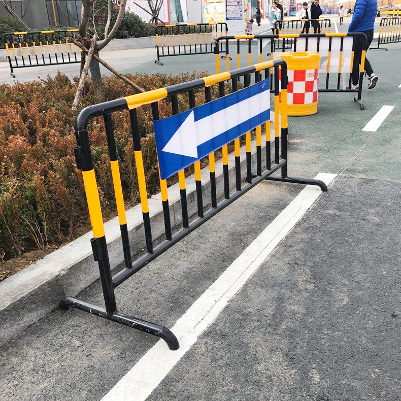 厂家直供移动隔离黄黑红白喷塑临时铁马护栏交通安全移动护栏批发