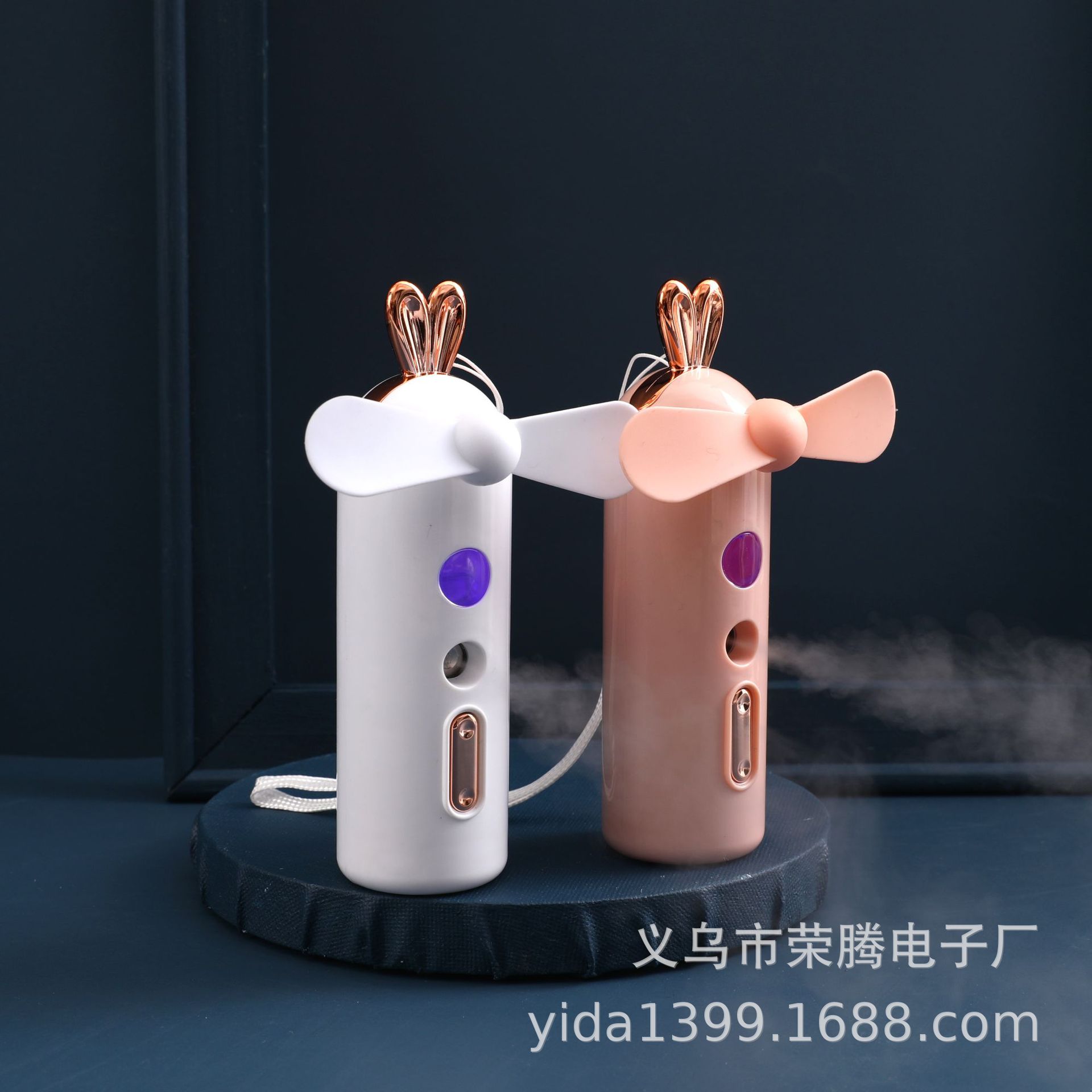 Automatic moisturizing spray