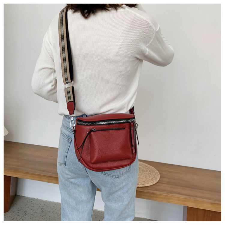 Women's Small Pu Leather Solid Color Classic Style Square Zipper Saddle Bag display picture 3