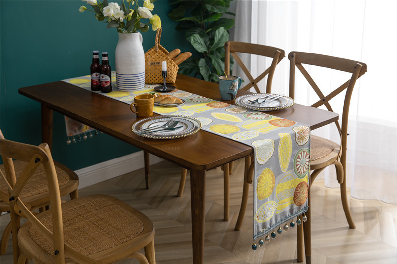 Runner da tavola moderno e minimalista interamente in poliestere per tavolino da caffè, scarpiera, mobile TV, con nappe, realizzato su misura in poliestere_voghion.com