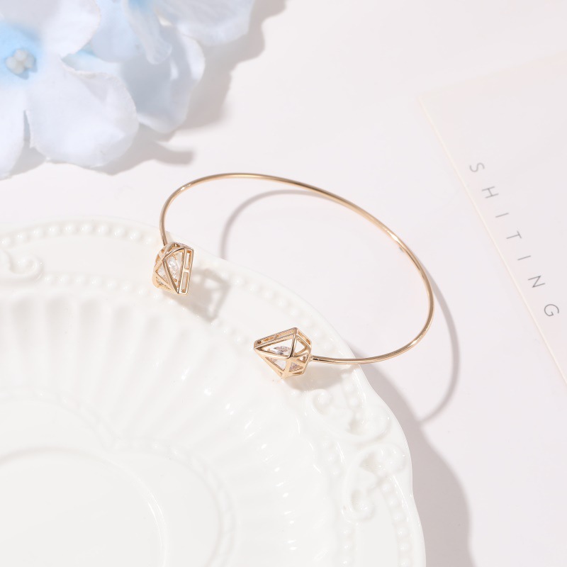 New Bracelet Simple Hollow Triangle Bangle Beautiful Zircon Ms. Open Bangle