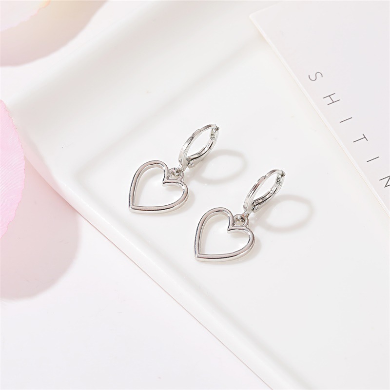 Style Européen Et Américain Vente Chaude Boucles D'oreilles Simple Creux En Forme De Coeur Boucles D'oreilles Frais Tous Les-correspondant Métal De Coeur De Pêche Oreille Clip D'une Seule Pièce Dropshipping display picture 6