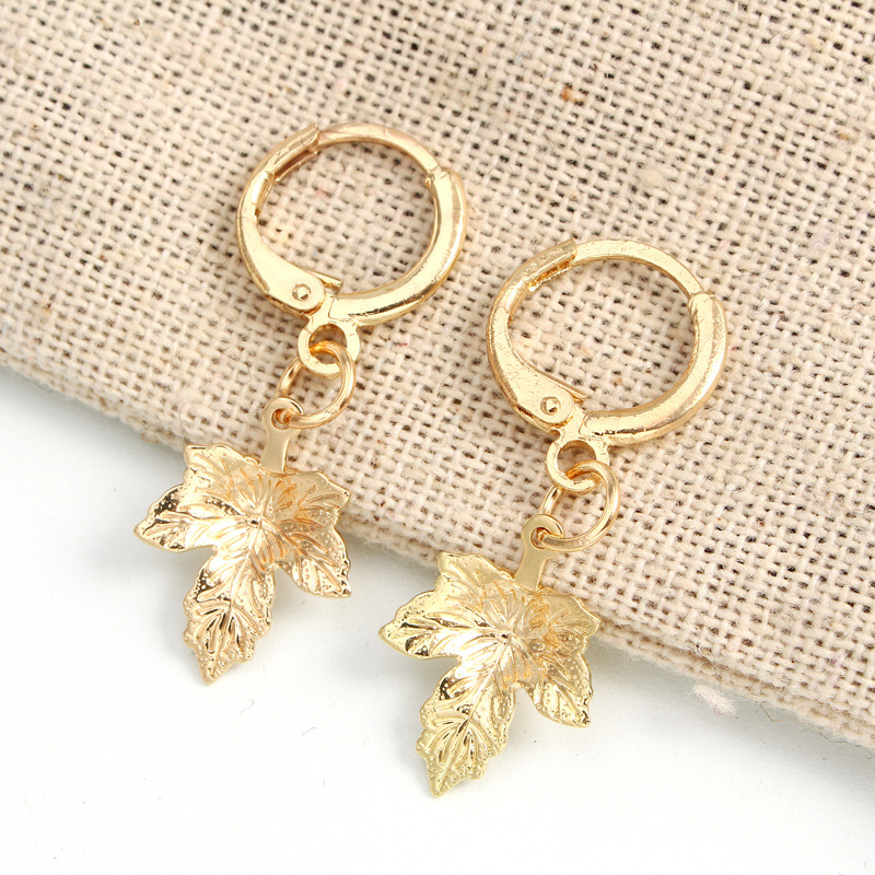 Fashion Jewelry Retro Unique Simple Leaf Earrings Golden Maple Leaf Pendant Ear Ring Wholesale Nihaojewelry display picture 7