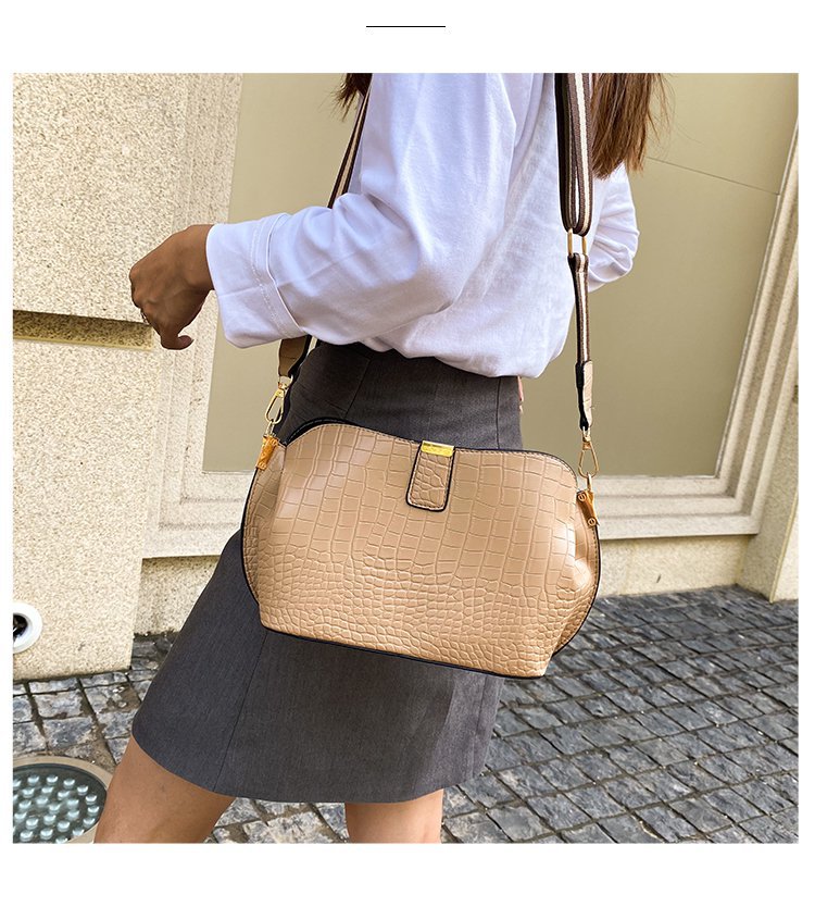 All-match Women's Messenger Bucket Crocodile Pattern One-shoulder Picture Autumn New Messenger Women's Bag display picture 22