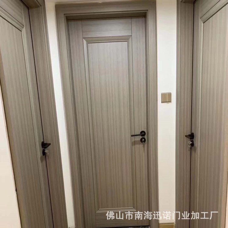 Foshan fábrica de suministro directo de puerta de roble de estilo europeo habitación interior puerta compuesta de madera maciza dormitorio puerta de madera ecológica aislante acústica personalizada