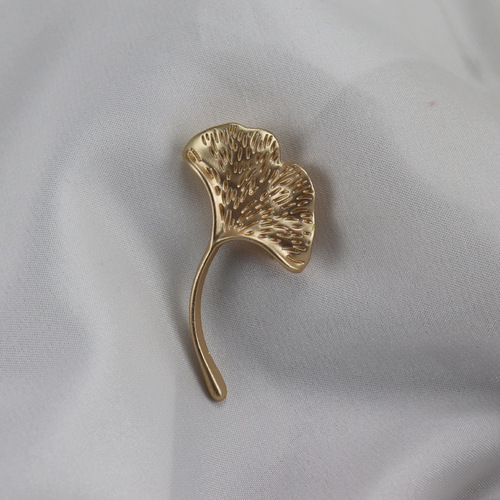 Retro matte gold ginkgo leaf brooch corsage clothing accessories manufacturer supply