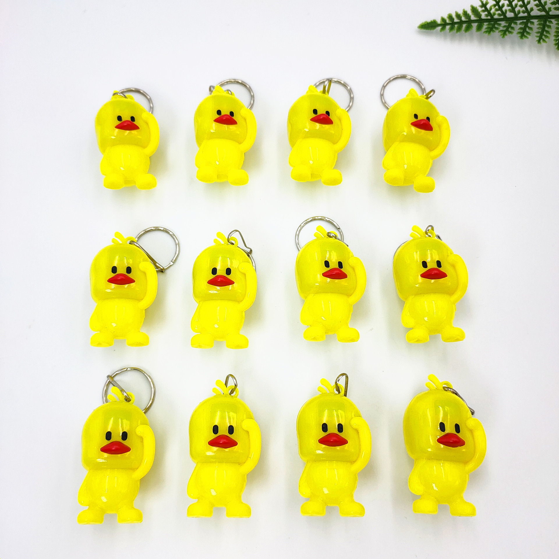 Celebridad en línea pequeño pato amarillo luminoso tiktok pato llavero colgante creativo wechat push Scan código pequeño regalo juguete luminoso