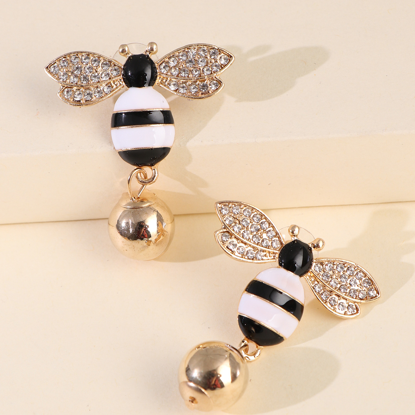 Hot Sales New Symmetrical Earrings Bee Pearl Earrings Ear Jewelry Insect Earrings Korea Wholesale Nihaojewelry display picture 7