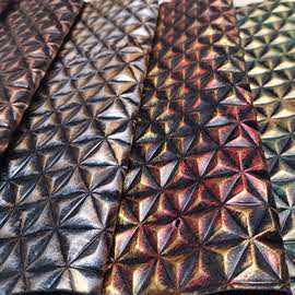 厂家批发复古皮革 压纹三角柱形凹凸感人造皮革 晶石感皮革面料