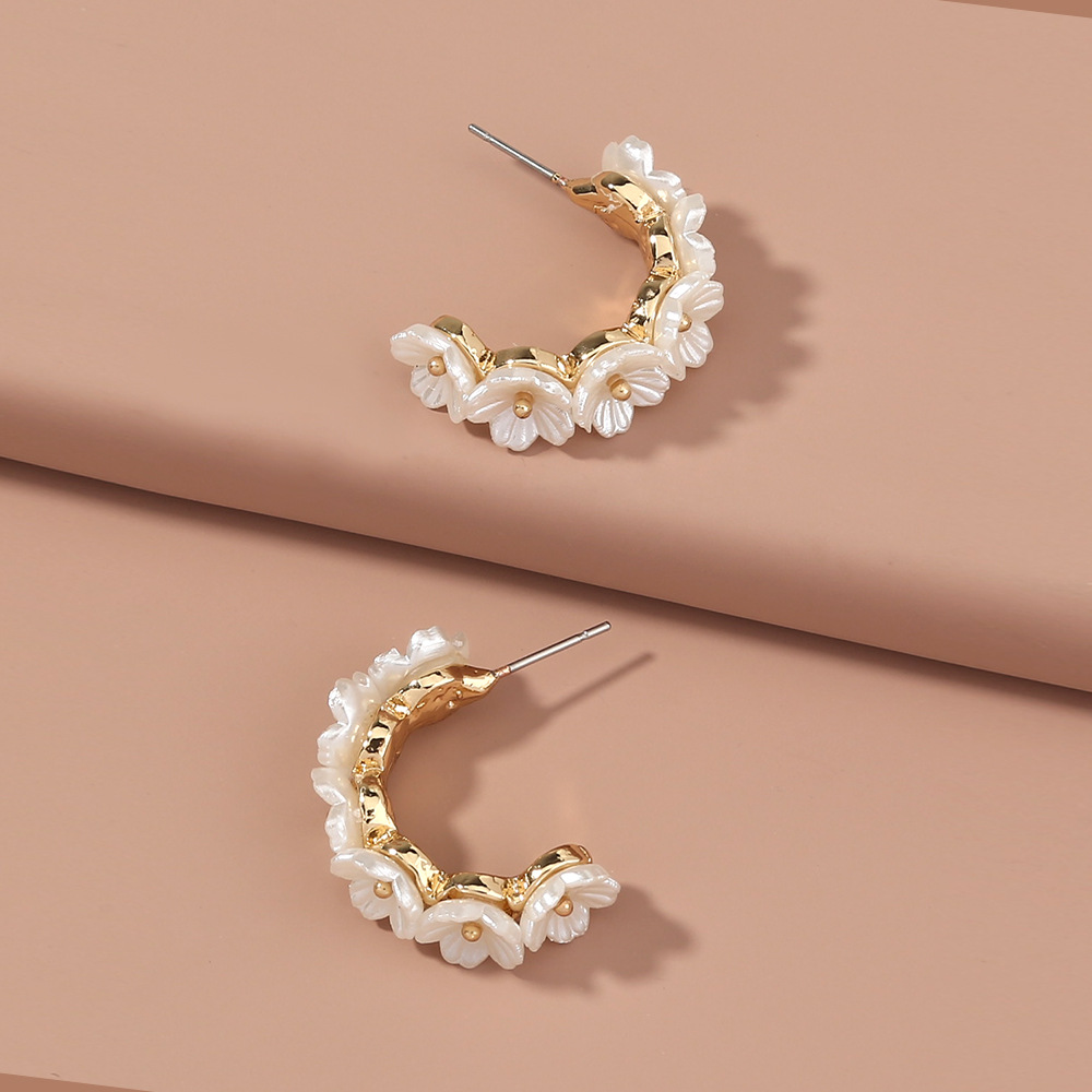 Wholesale Retro Pearl Petal C-shape Earrings Nihaojewelry display picture 1