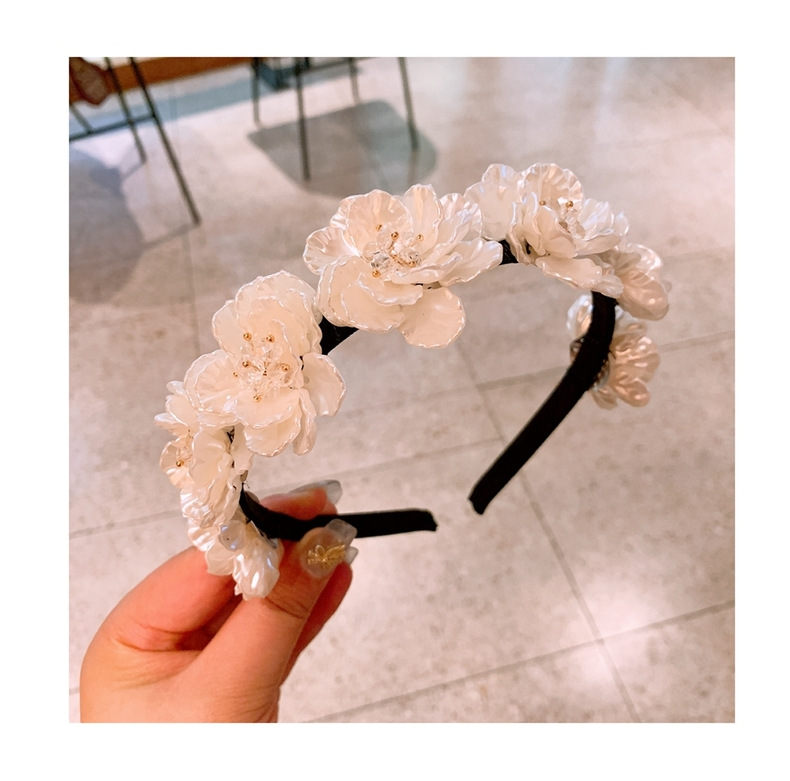Korean Retro Small Fragrance Style Handmade Shell Flowers White Wild Headband Jewelry Wholesale Nihaojewelry display picture 3