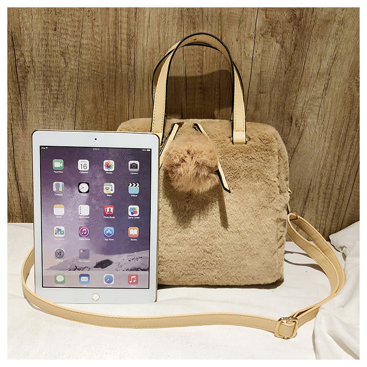 Large-capacity  New  Plush Portable Shell Bag Rabbit Fur Texture One-shoulder Messenger Bag display picture 2