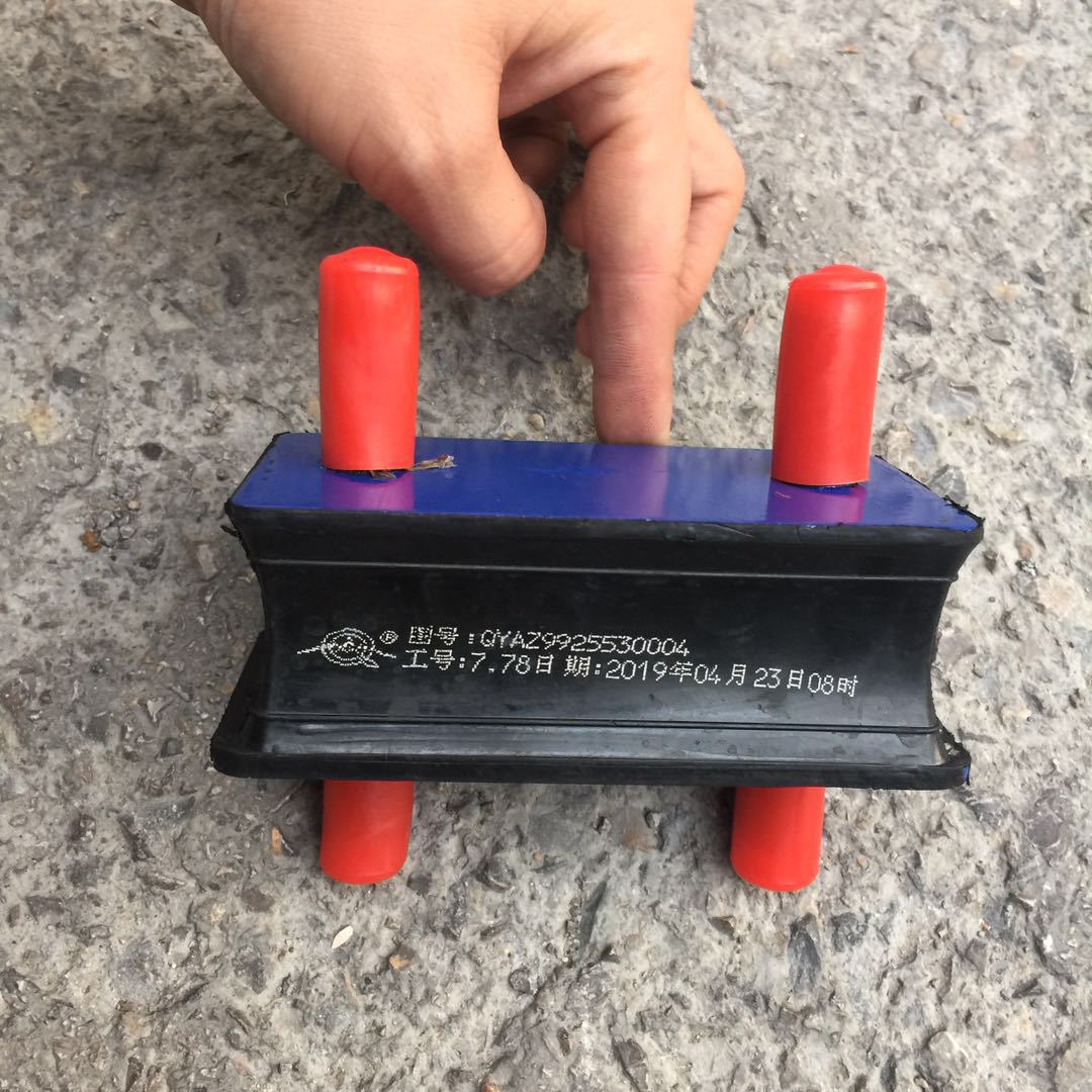 AZ9925530004    豪沃T7H散热器支撑块总成1