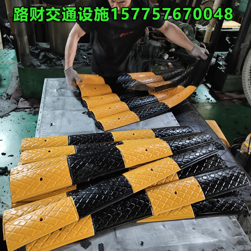 橡胶微型减速带橡塑减速板斜纹双色全黄色10cm宽15cm防滑条防撞-阿里巴巴