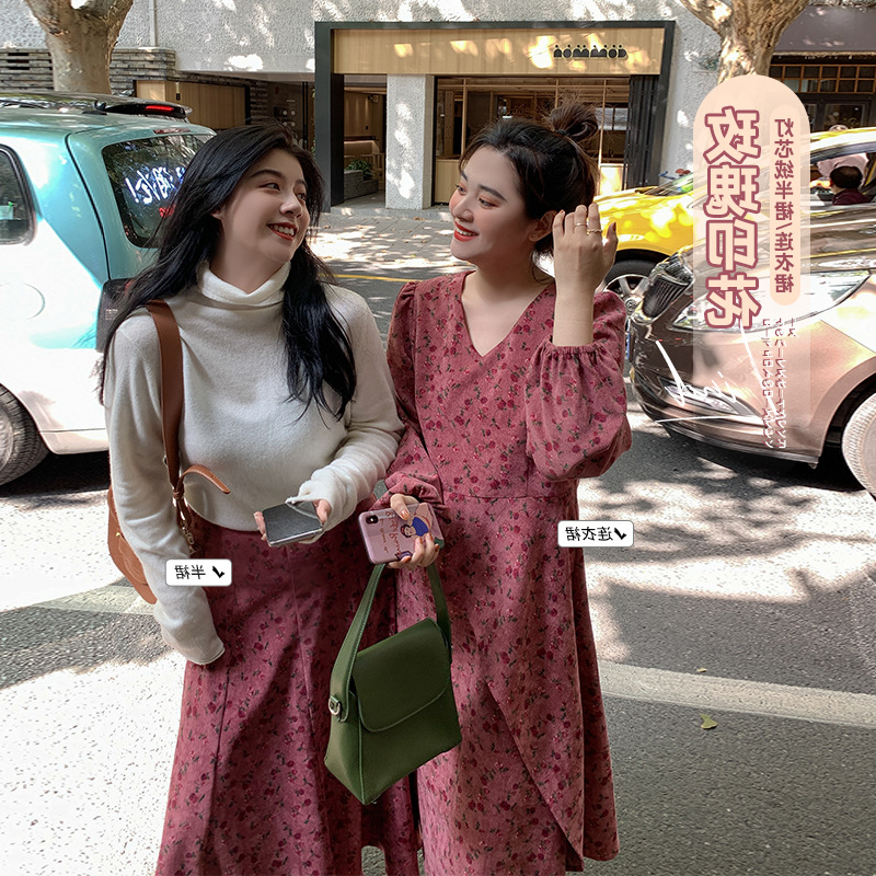 李潇洒胖mm气质V领红玫瑰灯芯绒连衣裙大码宽松显瘦长袖长裙