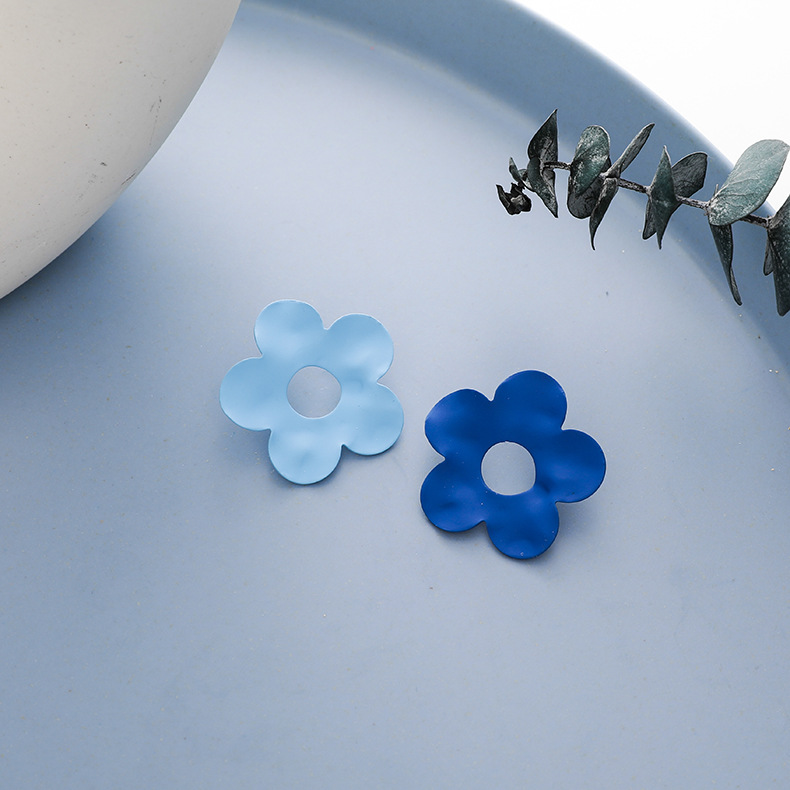 New Hit Color Geometric Flower Haze Blue Small Daisy Flower Alloy Earrings For Women display picture 5