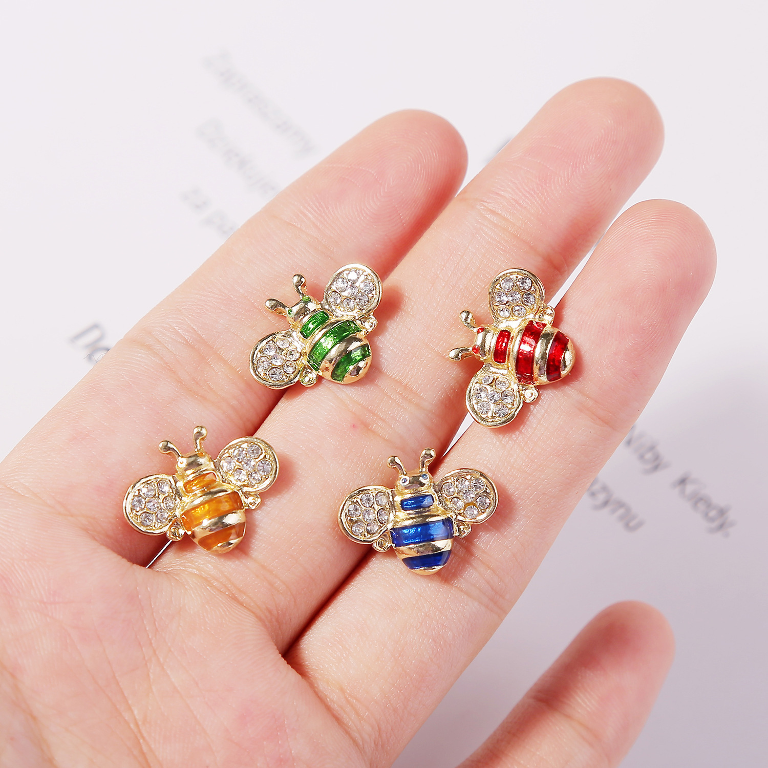 Nihaojewelry Animal Insect Spur Pin Small Bee Brooch Retro Cartoon Crystal Diamond Yellow Bee Brooch display picture 1