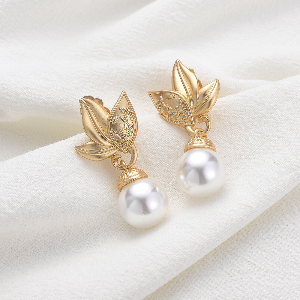 New Earrings S925 Pure Silver Earrings Pearl Earrings Leaf Earrings Wholesale Nihaojewelry display picture 6