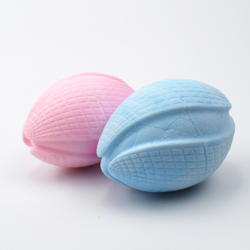 Fabricante de nuevo juguete para perros TPR espuma de leche sabor perro de rugby molar Limpieza de dientes juguete Bola de juguete para mascotas