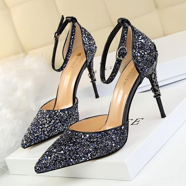 European and American sexy hollow women’s shoes with metal decoration， high heel， shallow mouth， pointed Sequin， 