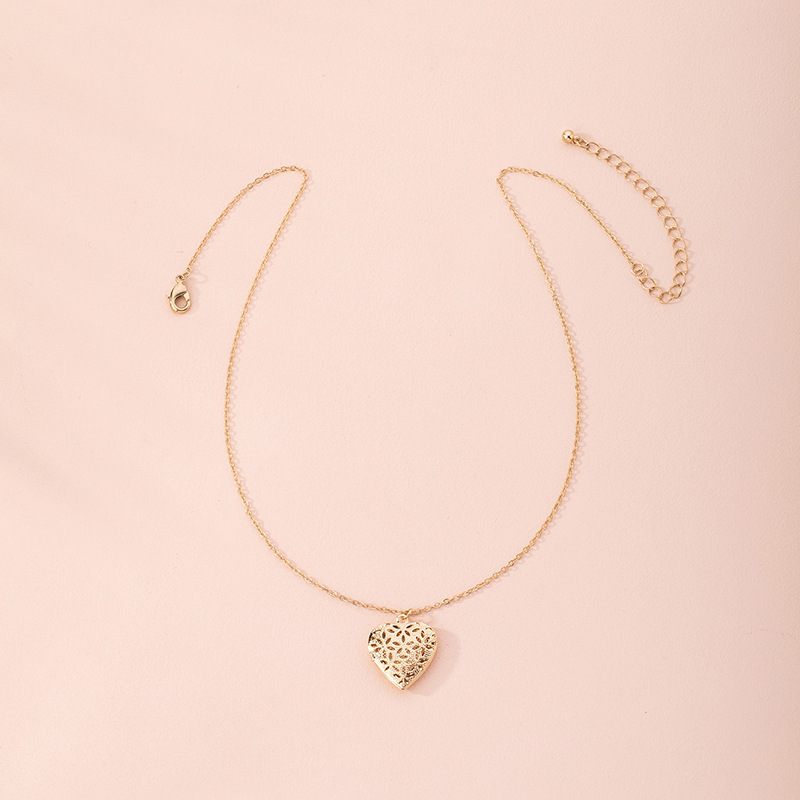 Fashion Love-shaped Simple Exquisite Alloy Necklace For Women Wholesale display picture 3