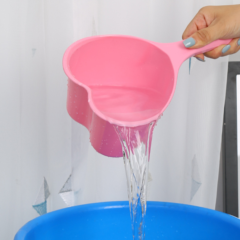 Cuchara de agua de plástico arroz Diao 2 yuanes tienda engrosada cuchara de agua transparente bebé baño cuchara de agua cocina mango largo cuchara de agua