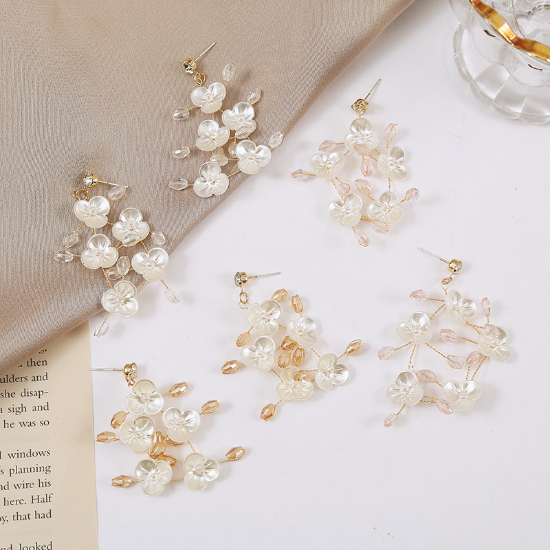 Silver Needle Korean Trend Woven Crystal Flower Earrings Handmade Imitation Shell Earrings Wholesale Nihaojewelry display picture 2