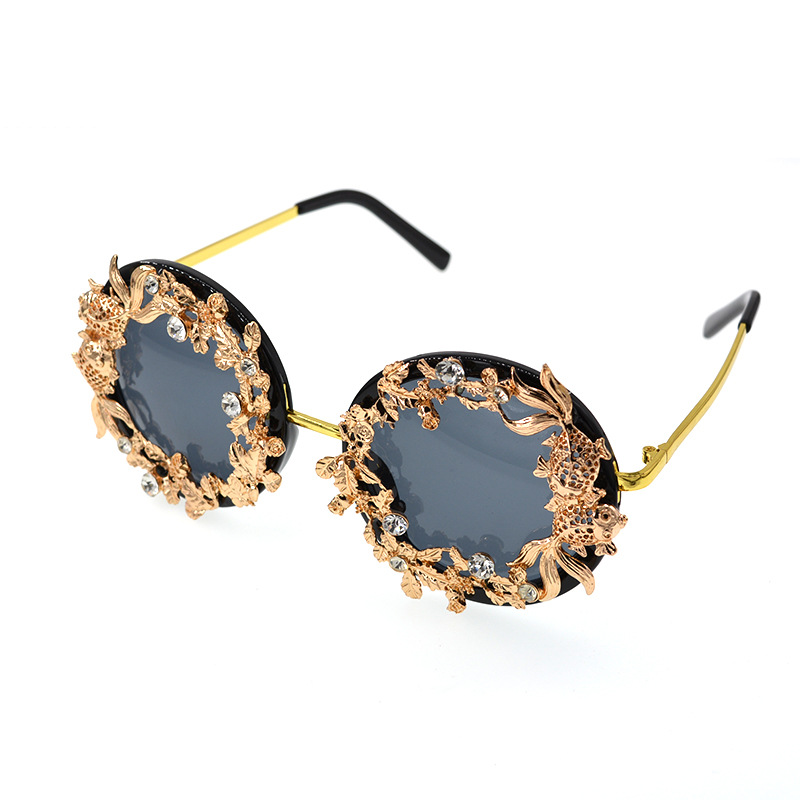 2020 Personal Isierte Mode Sonnenbrille Barock Retro Hohle Geschnitzte Kleine Fisch Sonnenbrille Blume Schmetterling Strand Brille display picture 5